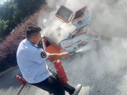 贝盈网 路遇摩托车着火, 他拎起灭火器冲了上去